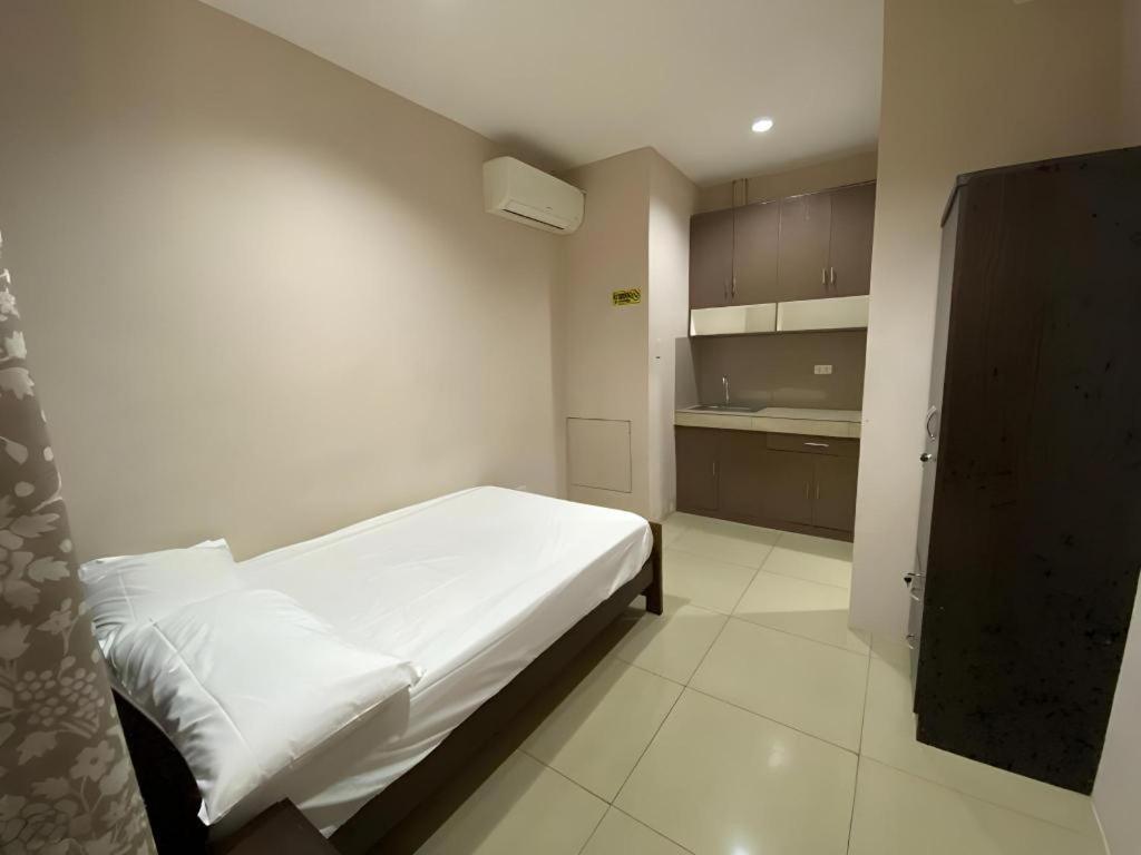 מנילה Oyo 766 Ichehan Apartments מראה חיצוני תמונה